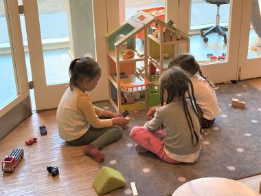 Børn leger med dukkehus